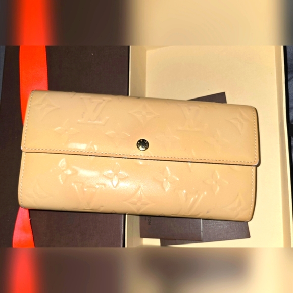 Authentic Louis Vuitton Vernis Sarah Wallet In Tan With Light Pink Interior - Picture 9 of 15